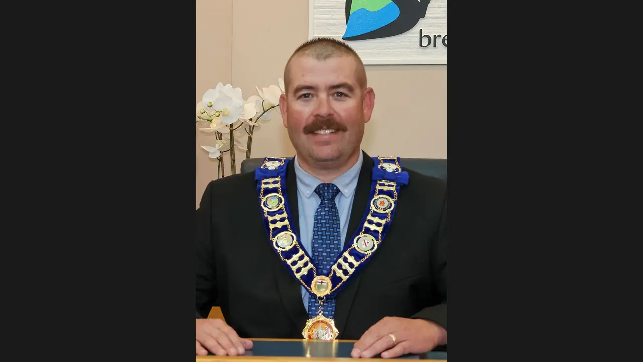 Brock mayor-elect Mike Jubb wearing the Township of Brock mayoral chain of office.