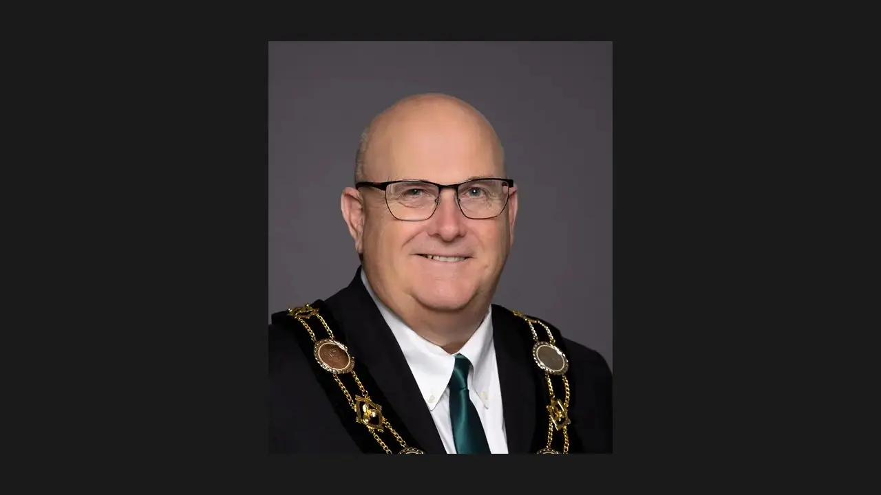 Pickering mayoral race leader Kevin Ashe wearing the City of Pickering mayoral chain.